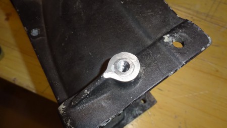 Gewindebüchse in den Alurahmen eingeklebt